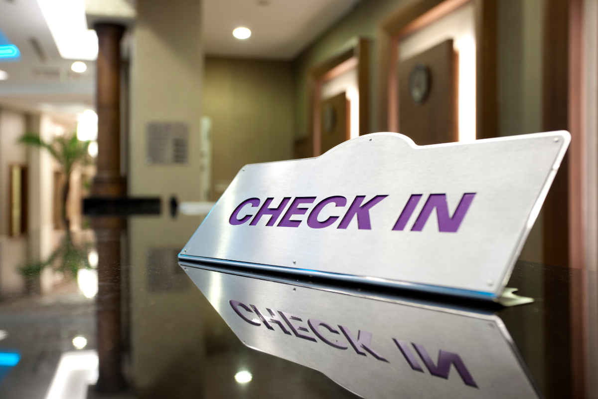 Co oznacza procedura check in hotel?
